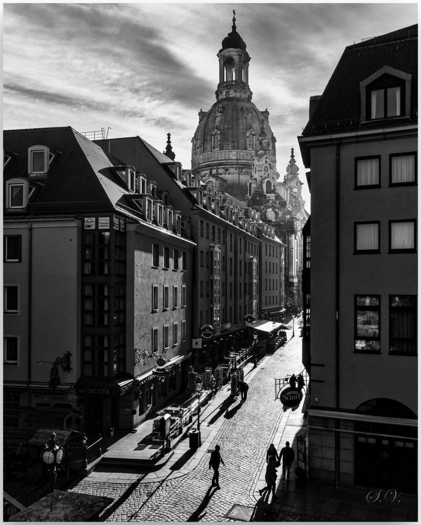 Dresden Frauenkirche schwarz/weiß, lange schatten
